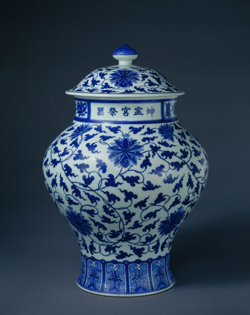 图片[1]-Blue and white covered pot with tangled branches and lotus patterns-China Archive
